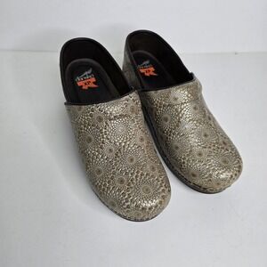 Dansko Pro XP Clogs Shoes Medallion Bronze Geometric Leather Women's Sz 39 8.5-9